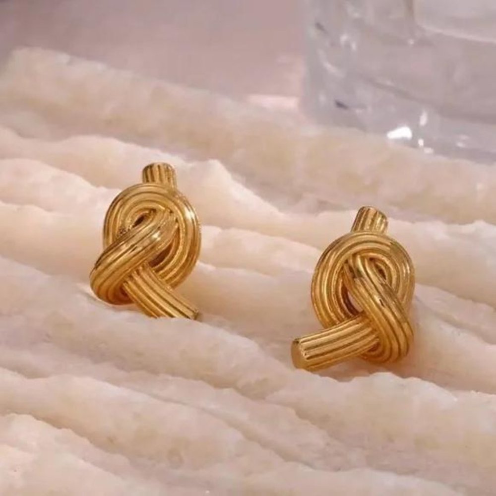 NEW MODERN 18K GOLD KNOT STUD EARRINGS, NICE EARRINGS, CUTE EARRINGS. - Picture 4 of 6